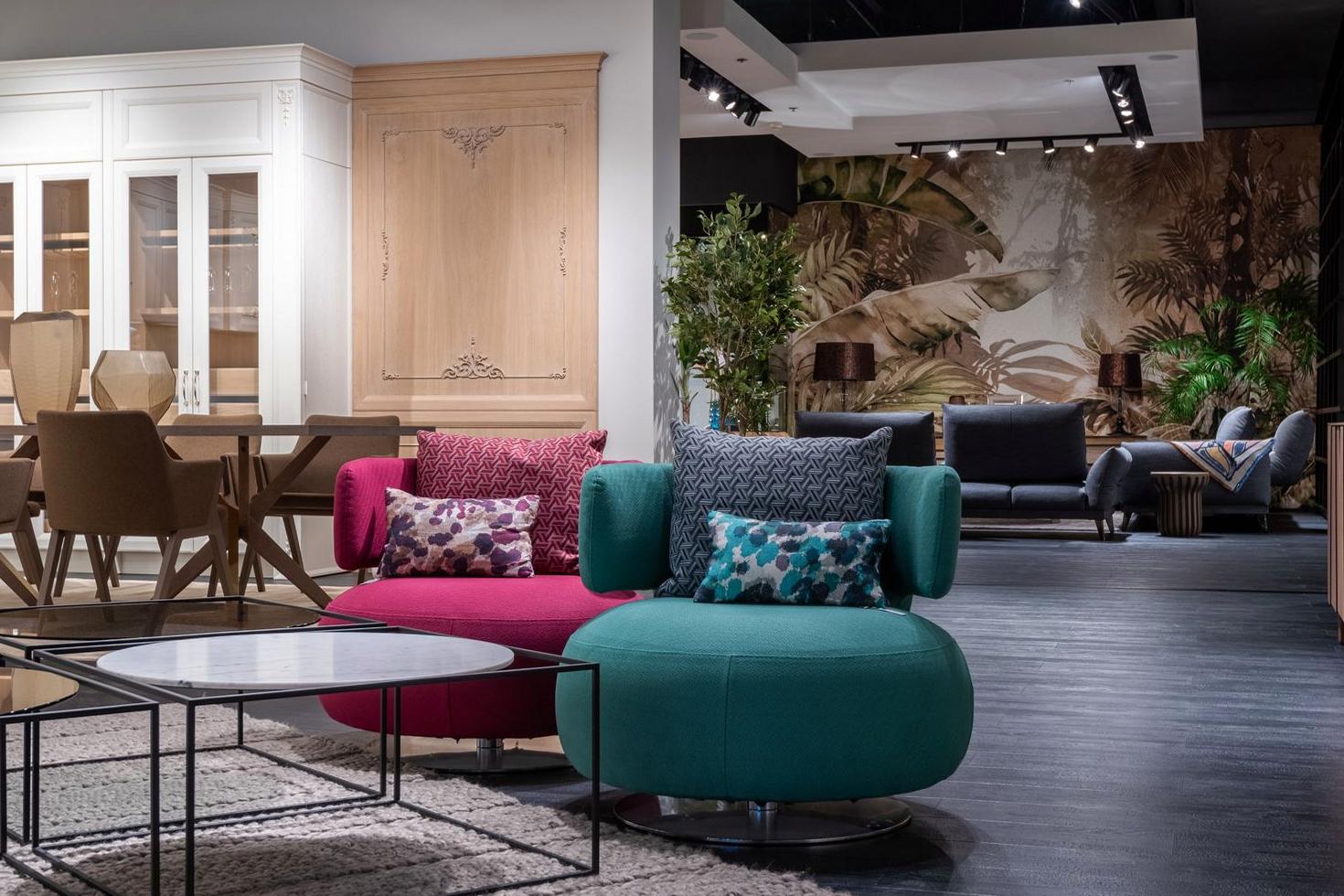 Modern living room setting in Nextdealguide showroom